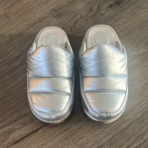 URBAN OUTFITTERS-Silver Quilted Slip-On Slippers/Mule